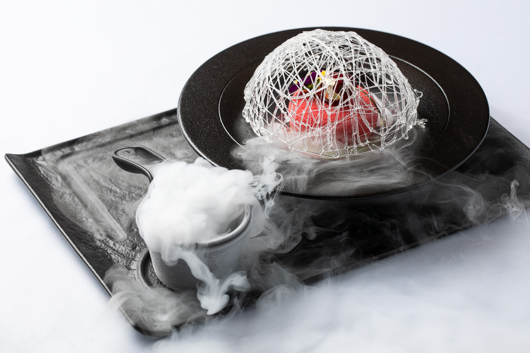 Десерт по мотивам выставки «Марио Тестино: Суперзвезда» в ресторане Erarta